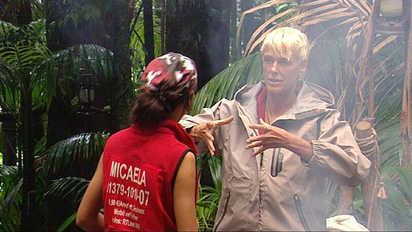 Micaela steht mit Brigitte am Feuer. Was liegt da näher, als die Camp-Mama einmal auszufragen. In gewohnt subtiler Art fragt Micaela: &bdquo;Du kennst ja auch viele Hollywoodstars, kannst du da mal aus dem Nähkästchen plaudern?&ldquo;