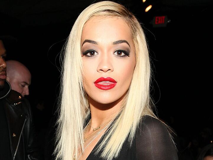 Rira Ora bei der Fasion Show von DKNY