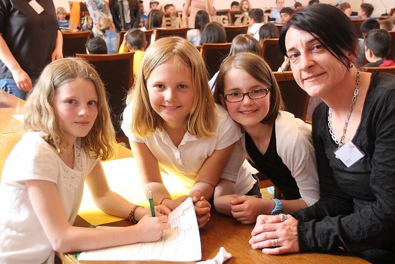 "Sie sollen nicht immer an den Krieg denken müssen": Anna, Tara und Lucy wünschen sich für die Kinder im Flüchtlingslager in Harlaching mehr Spielgeräte.