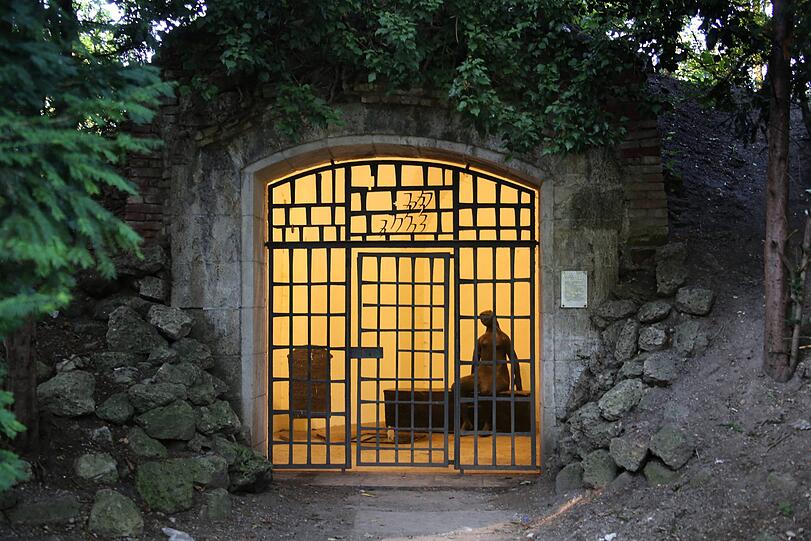 Der Heinrich-Heine-Brunnen im Wall des Finanzgartens.