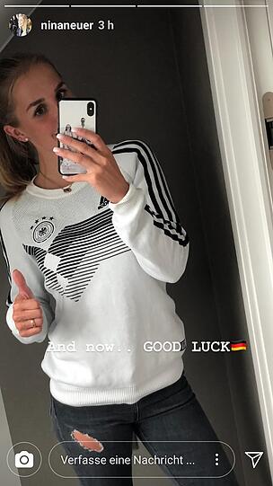 Nina Neuer mit Ehering, Nationalmannschafts-Pulli sowie süßem Pärchenfoto auf der Handyhülle