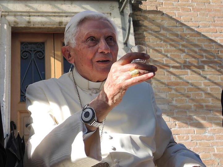 Der emeritierte Papst Benedikt XVI sitzt vor dem Kloster Mater Ecclesiae im Vatikan. Foto: picture alliance / Lena Klimkeit/dpa/Archivbild