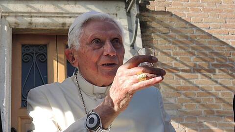 Der emeritierte Papst Benedikt XVI sitzt vor dem Kloster Mater Ecclesiae im Vatikan. Foto: picture alliance / Lena Klimkeit/dpa/Archivbild