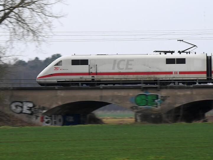 Zwischen 2015 und Ende 2019 waren mehr als 900 Eisenbahnbrücken für drei Milliarden Euro erneuert worden. Bis 2030 sollen nun noch einmal zehn Milliarden Euro fließen.
