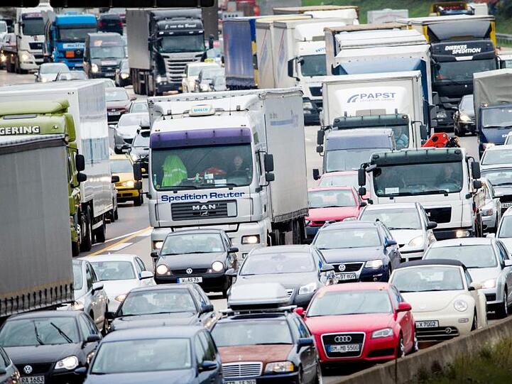Viele Urlauber greifen auf das Auto zurück. Auf der Autobahn A3 bei Köln staut es sich.