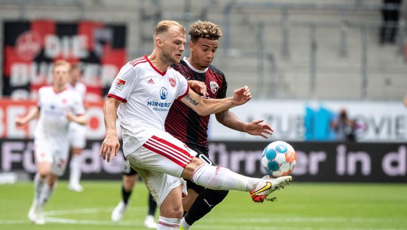 Johannes Geis von Nürnberg (l) und Jalen Hawkins von Ingolstadt im Zweikampf um den Ball.