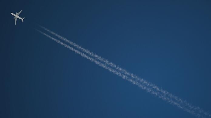 Ein Passagierflugzeug hinterlässt beim Flug CO2 und Kondensstreifen. (Archivbild) Ein Passagierflugzeug hinterlässt beim Flug CO2 und Kondensstreifen. (Archivbild)