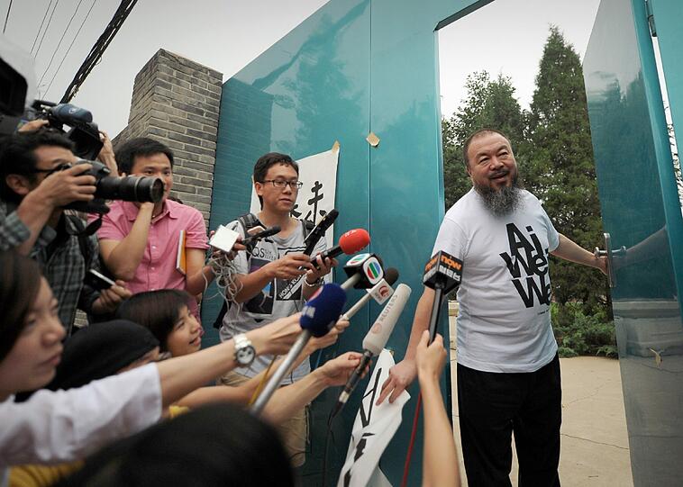 Der provokante chinesische Künstler Ai Weiwei wurde am 3. April an einen unbekannten Ort zur Haft verschleppt. Ihm wurde Steuerhinterziehung vorgeworfen. Am 22. Juni 2011 wurde Ai Weiwei gegen Kaution freigelassen.