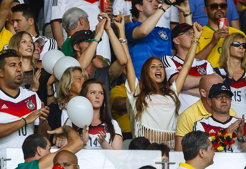 Lena Gercke, Sarah Brandner, Cathy Fischer. Sehen Sie hier, wie die besseren Hälften unserer DFB-Kicker das 7:1 gegen Brasilien miterlebt haben.