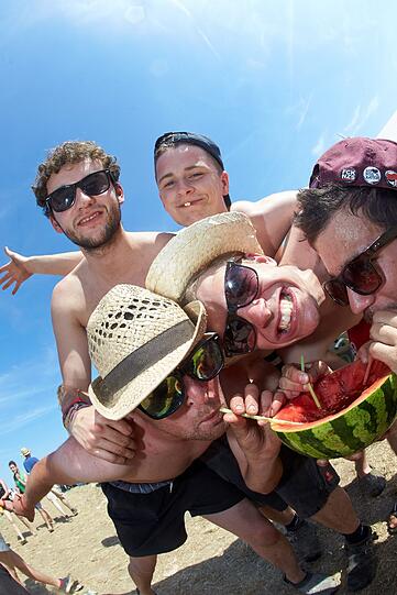 Kühle Drinks und eine fruchtige Wassermelone: Diese "Rock am Ring"-Besucher aus Bernkastel-Kues kühlen sich bei sommerlichen Temperaturen ab.