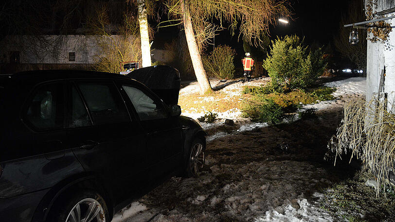 Ein alkoholisierter Autofahrer kam mit seinem BMW von der Straße ab und fuhr in einen Garten.