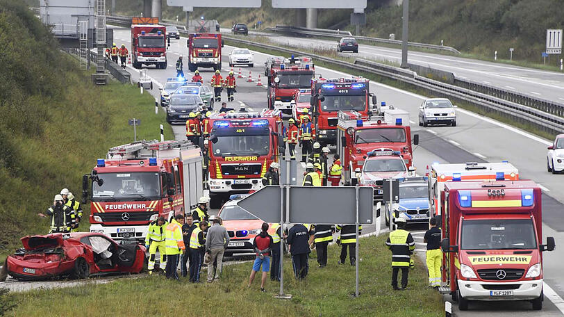Bilder von der A94, auf der es am Sonntag zu einem Unfall mit einem 650-PS-Sportwagen gekommen ist. Die Bilder.