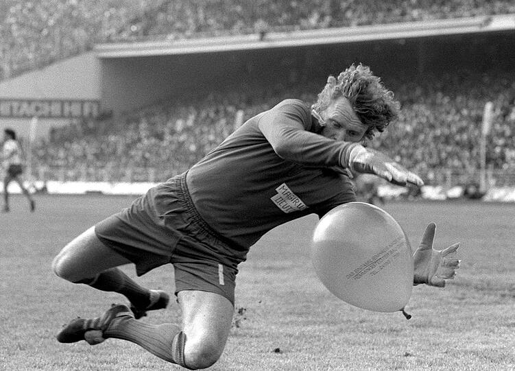 Legendärer Spaßvogel: Sepp Maier hechtet 1979 im Liga-Spiel gegen den Hamburger SV nach einem Luftballon