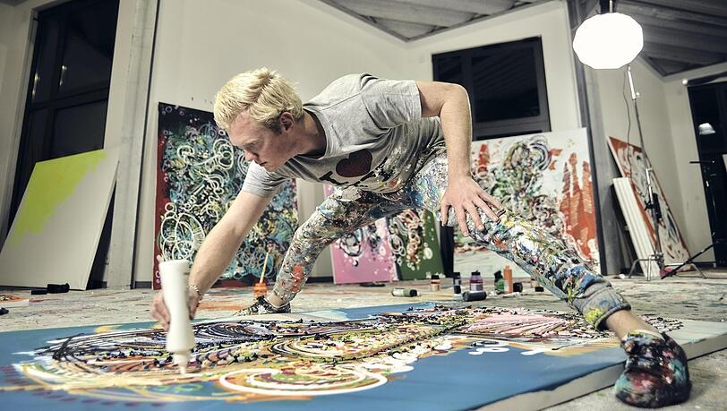 Der Künstler Leon Löwentraut bei der Arbeit in seinem Atelier. Der Künstler Leon Löwentraut bei der Arbeit in seinem Atelier.