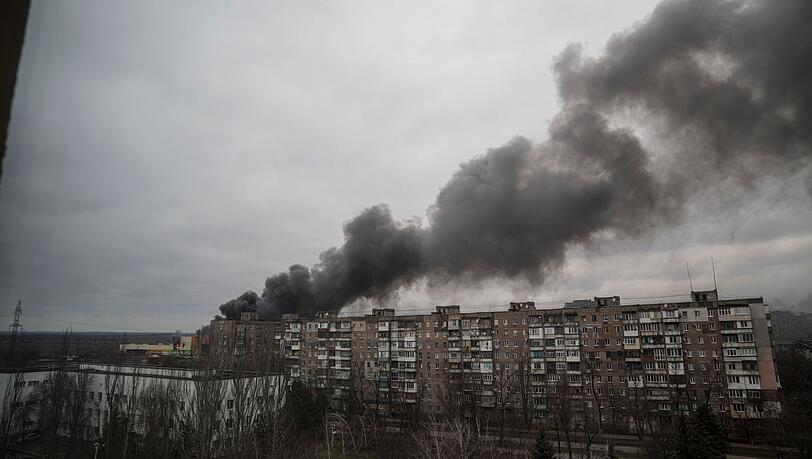 Rauch steigt auf nach dem Beschuss durch russische Streitkräfte in Mariupol. Rauch steigt auf nach dem Beschuss durch russische Streitkräfte in Mariupol.