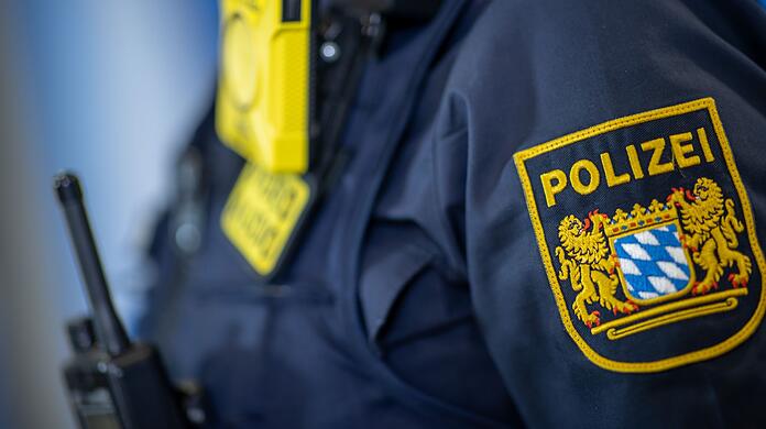 Mit Durchsuchungsbeschluss: Am Montag stand die Polizei vor der Tür eines Wohnheims in Giesing. (Symbolbild)