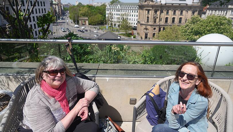 Die Freundinnen Marianne und Carola genie&szlig;en die Aussicht beim Oberpollinger bei einem gem&uuml;tlichen Ratsch. Der Trubel unten am Stachus ist ganz weit weg.