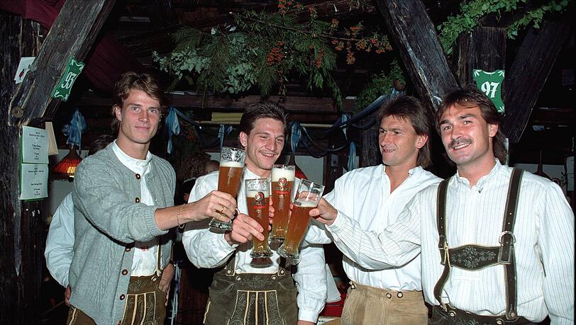 Auf der Wiesn: Brian Laudrup, Thomas Kastenmaier, Klaus Augenthaler und Raimond Aumann. Auf der Wiesn: Brian Laudrup, Thomas Kastenmaier, Klaus Augenthaler und Raimond Aumann.