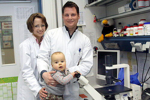 Die Forscher-Familie im Labor: Stefanie und Kilian Eyerich mit ihrem neun Monate alten Sohn Julian.
