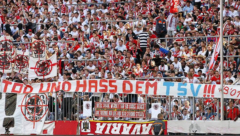 "Tod und Hass dem TSV": Die Wut-Plakate der Bayern-Fans "Tod und Hass dem TSV": Die Wut-Plakate der Bayern-Fans