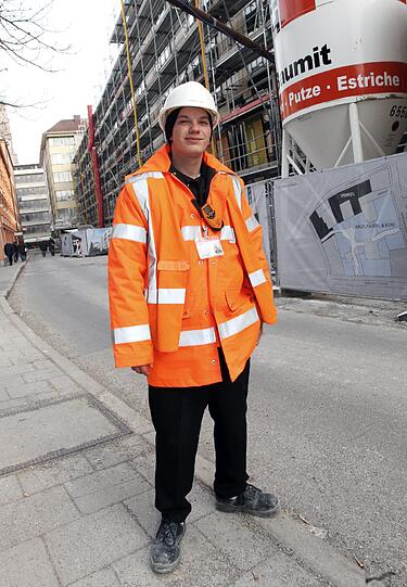 René Lehning (21), Security Mann: "Zwölf Stunden am Tag stehen ich und meine Kollegen hier und bewachen eine Baustelle. Ist mir kalt? Eigentlich nicht. Manchmal komme ich sogar ins Schwitzen. Ich laufe nämlich viel herum. Außerdem trage ich zwei Jacken, einen Pullover und unter meinem Helm eine Mütze. Während meinen Pausen versuche ich, ins Warme zu gehen. Allerdings habe ich anscheinend wirklich Glück: Jetzt, wo es richtig kalt wird, fahre ich in den Urlaub."