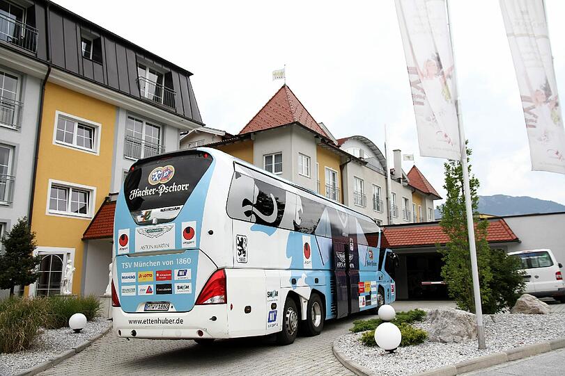 Ankunft der Löwen im Panorama Royal in Bad Häring. Hier logieren sie während des Trainingslagers in Bad Häring. Der Mannschaftsbus vor dem Hotel.