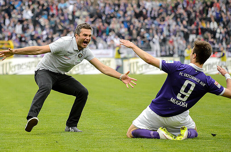 Aues Stefan Mugosa (r) jubelt mit Trainer Tomislav Stipic über seinen Treffer zum 2:1.