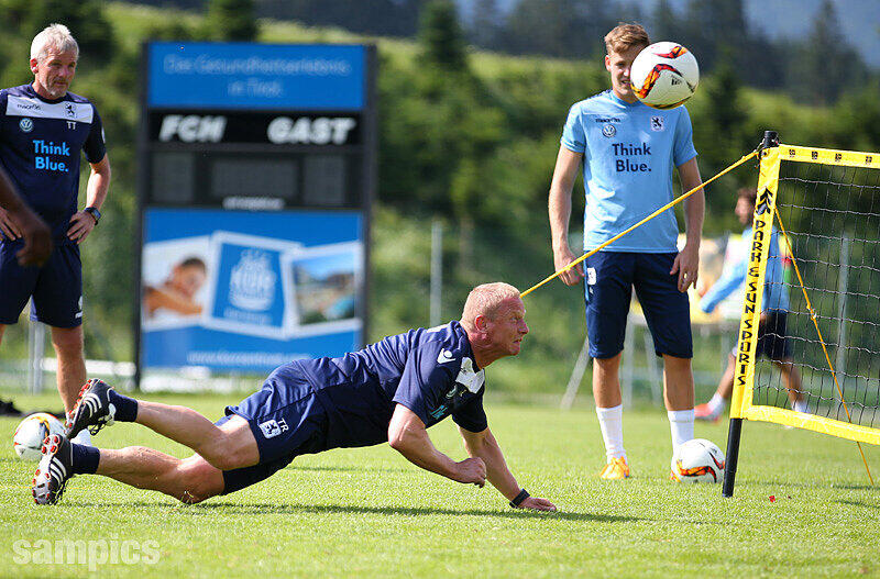 Hier spielen die Löwen mit Neuzugang Rodnei und den Trainern Torsten Fröhling und Collin Benjamin Fußball-Tennis.