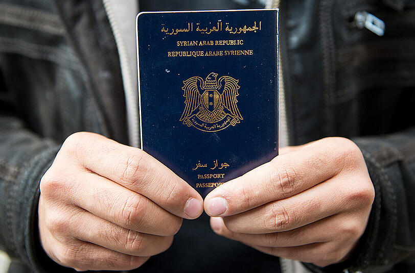 Echt oder gefälscht: Syrische Pässe erhöhen die Chancen auf Asyl und sind unter Flüchtlingen begehrt. Das nutzen Fälscher schamlos aus.