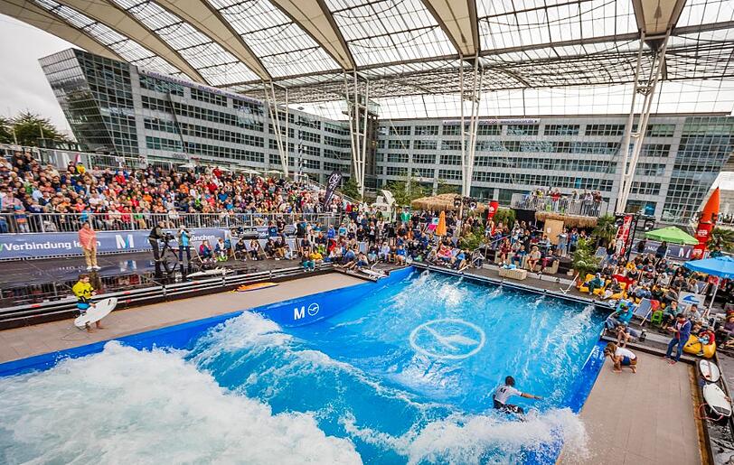 Am Münchner Flughafen steigen jetzt  vom Anfänger bis zum Profi alle aufs Surfbrett und probieren sich auf der sensationell großen stehenden Welle zwischen den Terminals aus.
