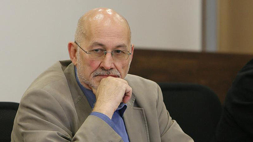 Der einstige Mitbegründer der linksterroristischen Rote Armee Fraktion und spätere Rechtsextremist Horst Mahler hat sich durch die Flucht einer neuen Haftstrafe entzogen.