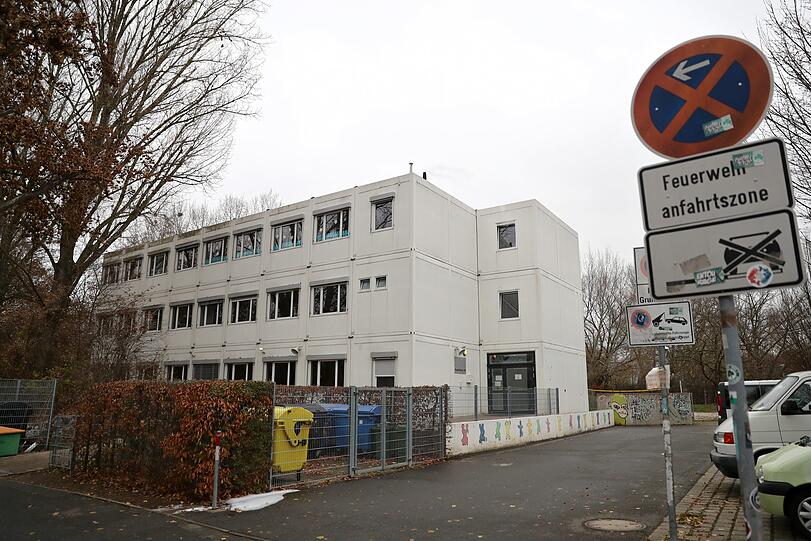 Brand in Fürther Schule am Dienstag: Das Containergebäude der Außenstelle der Ludwig-Erhard-Schule.