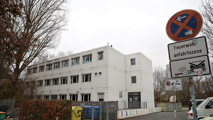 Brand in Fürther Schule am Dienstag: Das Containergebäude der Außenstelle der Ludwig-Erhard-Schule. Brand in Fürther Schule am Dienstag: Das Containergebäude der Außenstelle der Ludwig-Erhard-Schule.