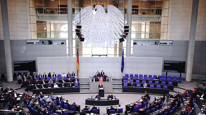 Kanzler Olaf Scholz (SPD) spricht im Bundestag.