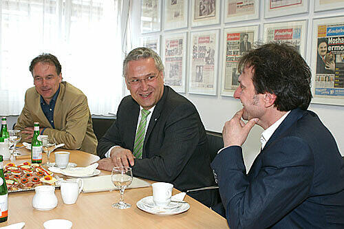 Der Innenminister auf Redaktions-Visite: Joachim Herrmann zwischen Chefredakteur Arno Makowsky (r.) und Vize Frank Müller.