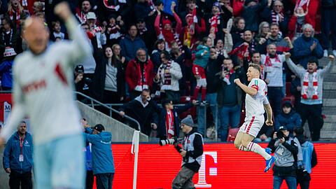 Florian Kainz jubelt nach seinem Elfmetertreffer zum 2:1 für den 1. FC Köln.