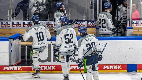 Die Spieler von Straubing Tigers verlassen nach ihrer Niederlage enttäuscht das Eis.