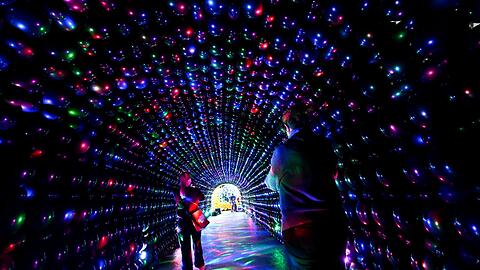 Besucher w&auml;hrend eines Pressetermins in der Ausstellung &bdquo;Luftballonwelten&ldquo;.