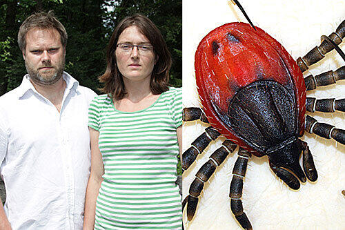 Rainer und Maria S. im Garten: Ihr Grundstück grenzt an einen Wald, in dem es nur so vor Zecken wimmelt