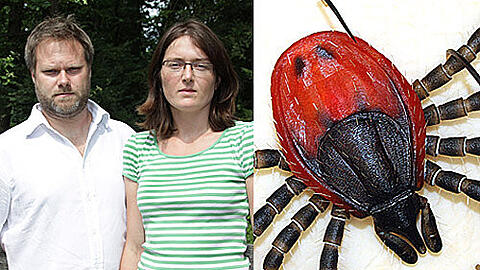 Rainer und Maria S. im Garten: Ihr Grundstück grenzt an einen Wald, in dem es nur so vor Zecken wimmelt