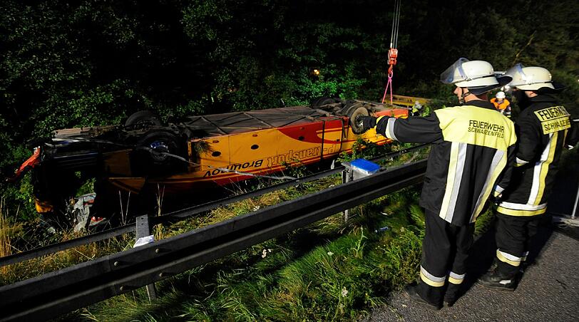 Nach dem Unfall auf der A 93. Der Bus musste mit einem Kran gehoben werden - die Bilder von der Unfallstelle.