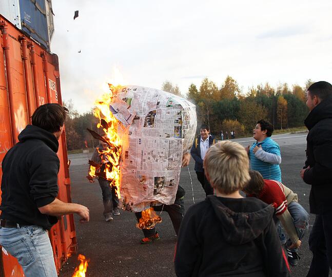 Kinder lassen selbstgebastelte Flugeräte auf der alten Landebahn in Riem steigen...