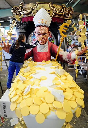Der Motivwagen «Wohnen wie Gott in Limburg» des Mainzer Carneval-Verein (MCV) in Mainz (Rheinland-Pfalz) zeigt den Limburger Bischof Franz-Peter Tebartz-van Elst.