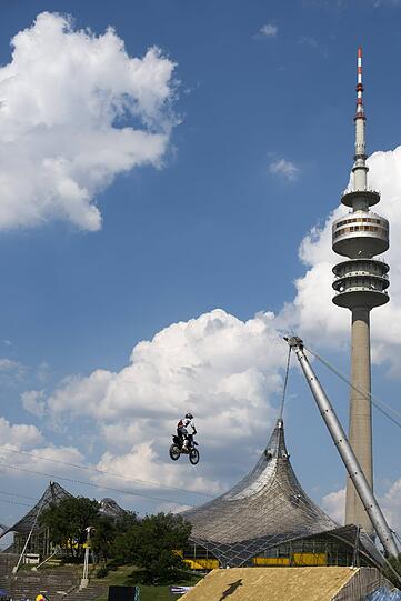 Waghalsige Jumps und das über Wasser. Die Bilder vom Training der X-Fighters auf dem Olympiasee.