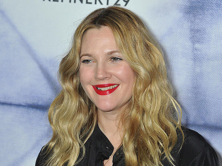 Drew Barrymore (40) outete sich 2003 als bisexuell: "Fühle ich mich sexuell zu Frauen hingezogen? Ja, absolut. Ich habe mich immer als bisexuell gesehen. Ich liebe den Körper einer Frau einfach." Öffentlich sah man sie nur in Beziehungen mit Männern.