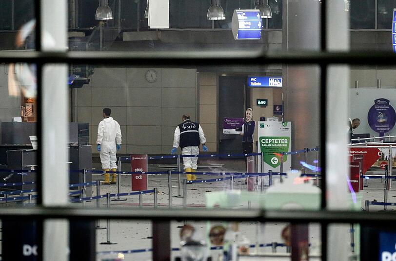 Am Istanbuler Flughafen Atatürk kam es am Dienstagabend zu mindestens zwei Explosionen.