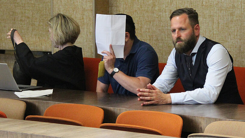Der angeklagte Beamte mit Anwalt Stephan Lucas.