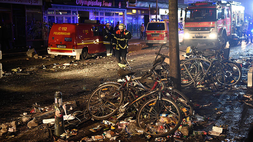 Bis tief in die Nacht dauert der Einsatz an - dann ist das Schanzenviertel endlich geräumt.