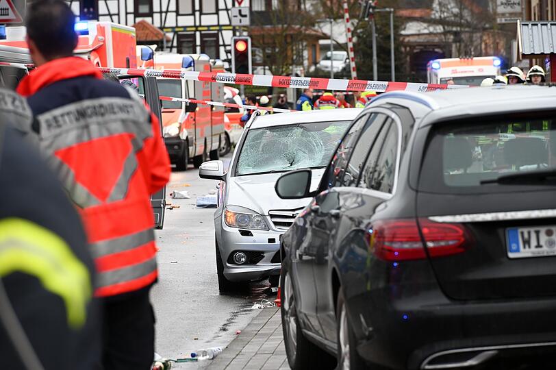 Am Montagnachmittag ist ein Mann mit seinem Mercedes in die Zuschauermenge beim Rosenmontagszug im nordhessischen Volkmarsen gefahren. Es wurden mehrere Menschen verletzt.