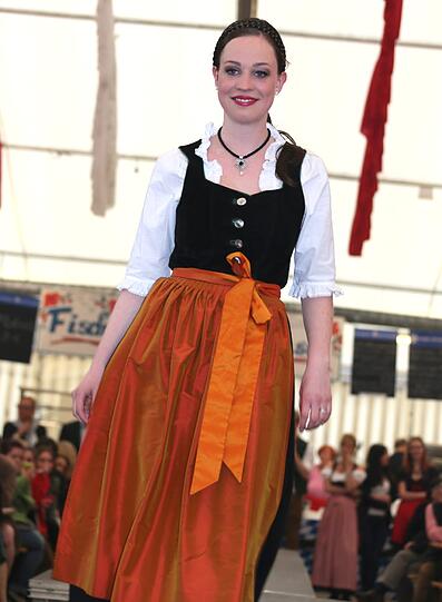 Trachtenmodenschau auf dem 27. Haderner Dorffest. Die Bilder.